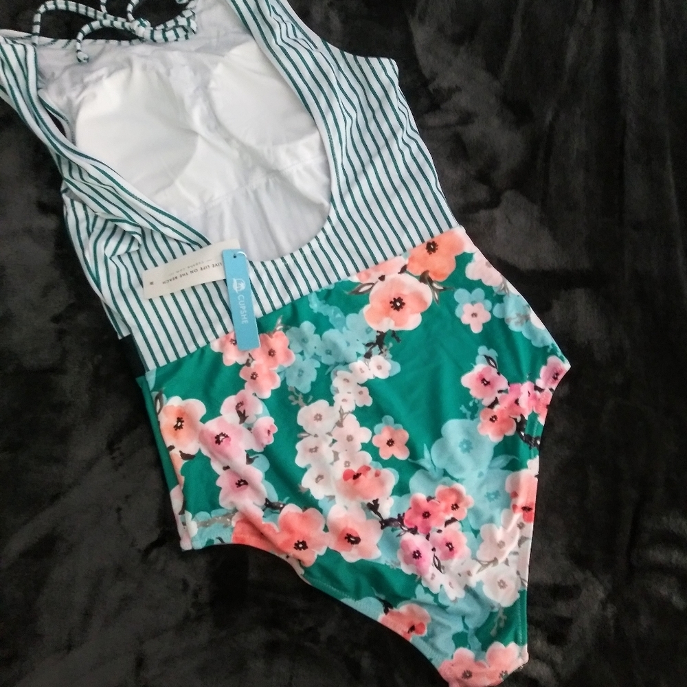 Brand new Cupshe Striped Floral - Picture 5 of 12